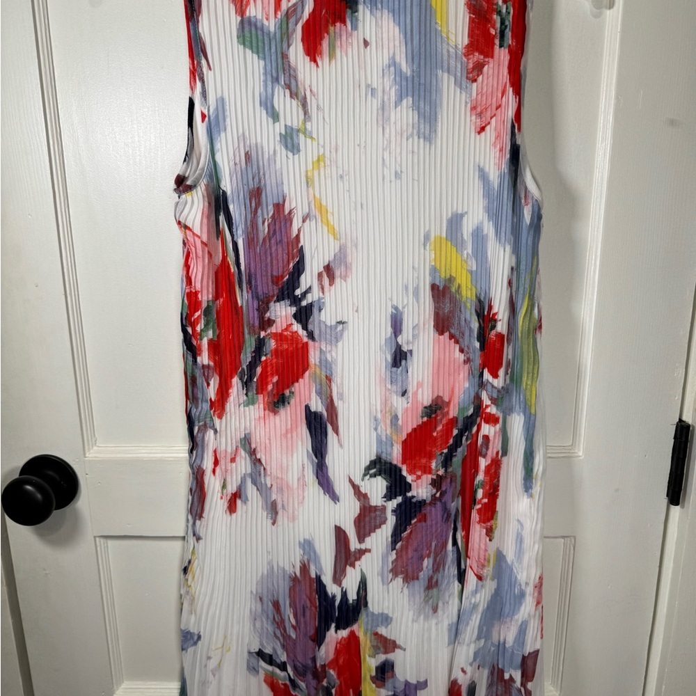 Floral Pleated Sleeveless Midi Dress - White with Red & Pink Floral - Picture 6 of 6